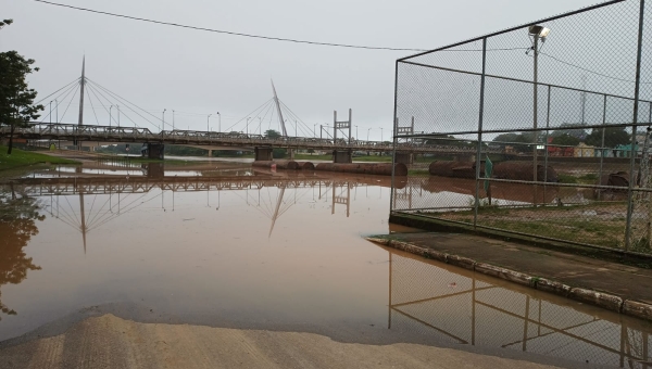 Rio Acre ultrapassa cota de alerta em Rio Branco e alaga rua e estacionamento no Bairro da Base